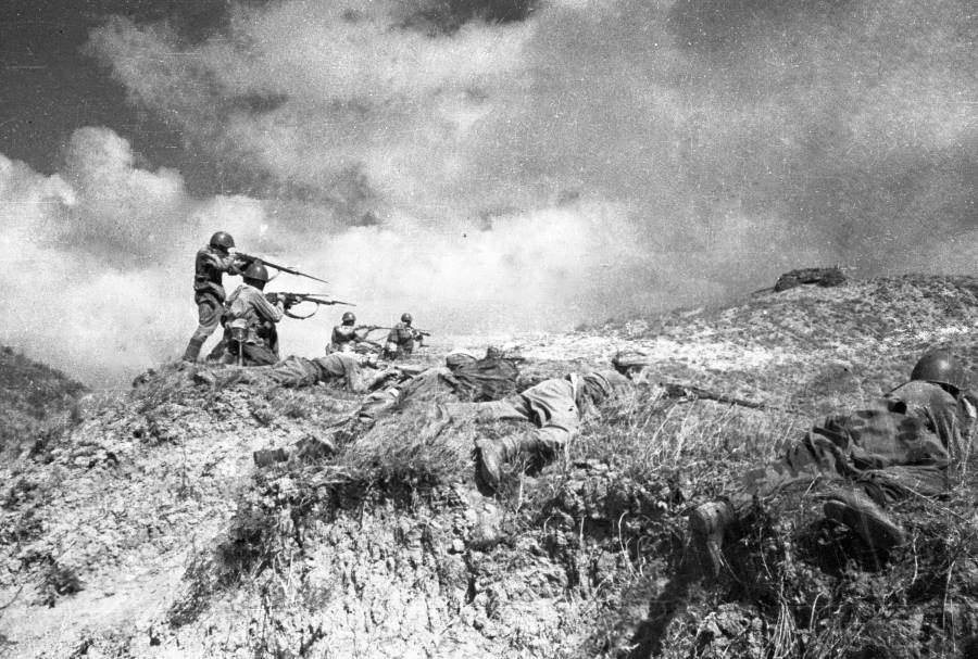 Пехота ведёт бой на Курской дуге. 20 июля 1943 года. Фото Натальи Боде / РИА Новости